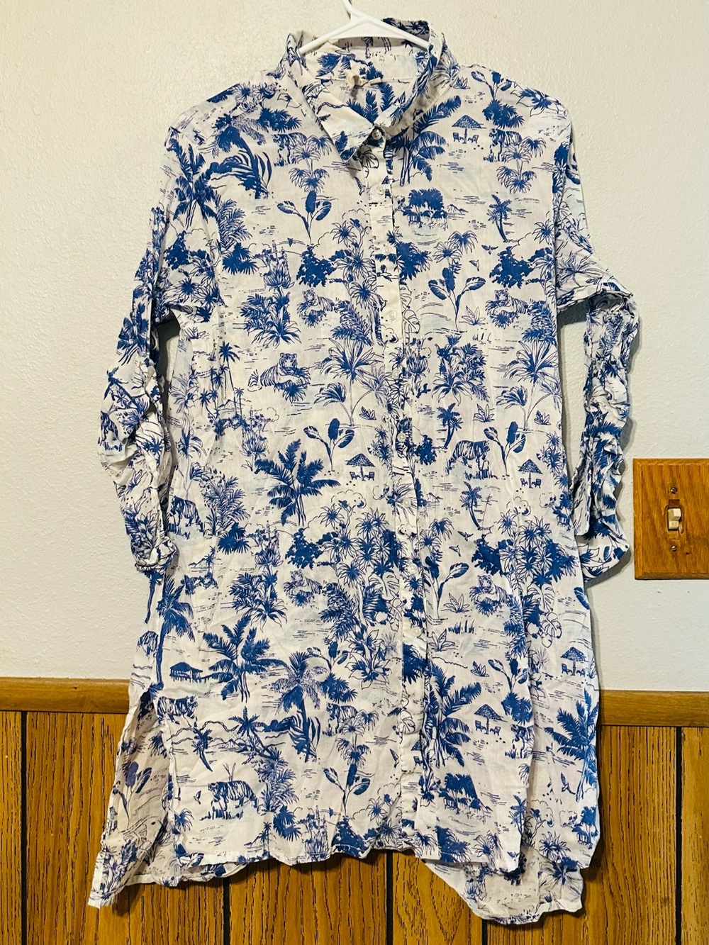 Violet sky women size XL Blue and White Tropical Print Button-Up Shirt